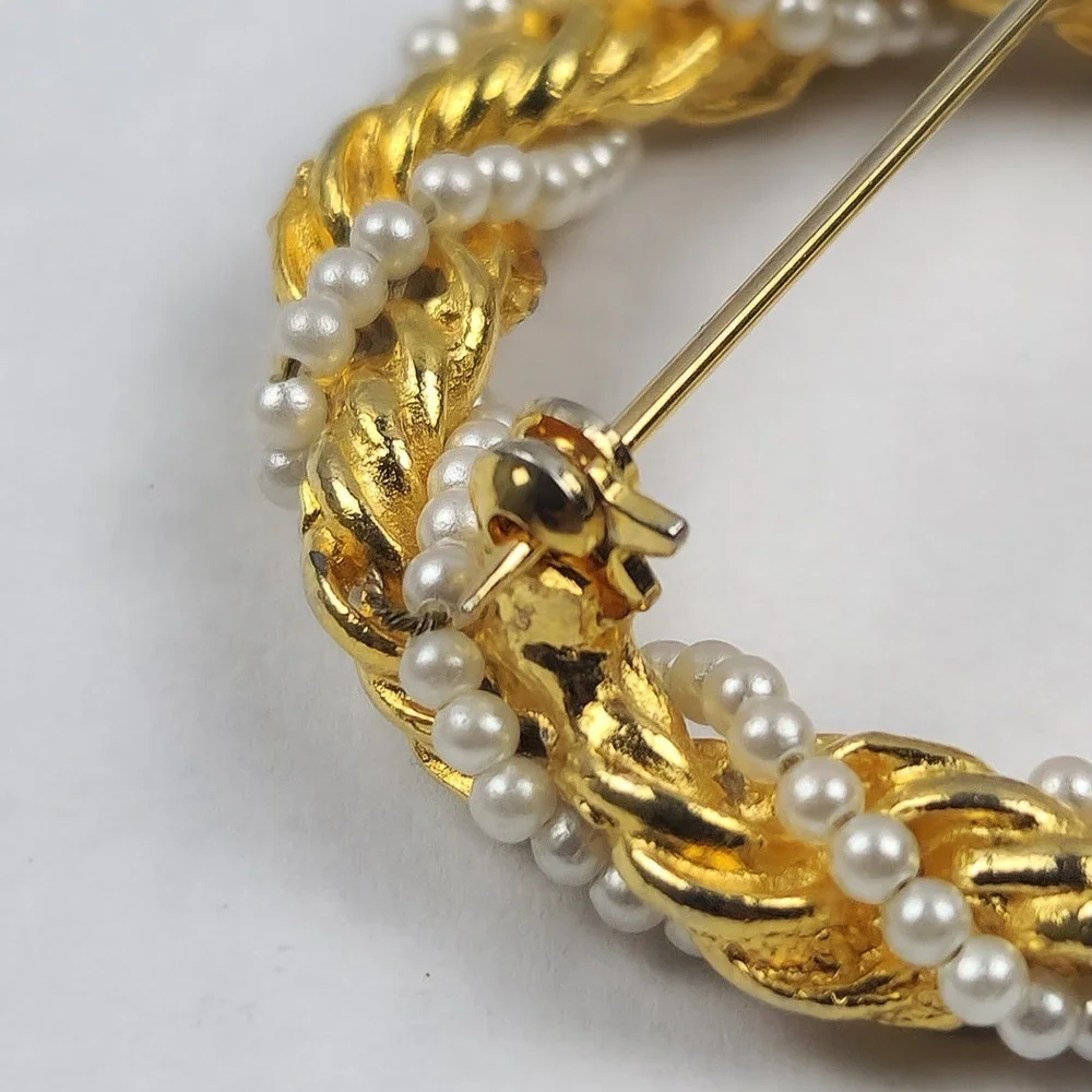 Vintage Faux Pearl‎ & Gold Tone Circular Brooch